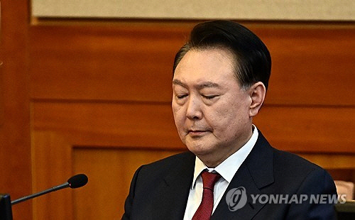 윤석열 대통령이 지난 23일 서울 종로구 헌법재판소에서 열린 탄핵심판 4차 변론에 출석해 생각에 잠겨 있다.  [사진공동취재단]